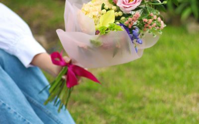 Mensajes para acompañar flores: ideas para cumpleaños, amor y agradecimiento
