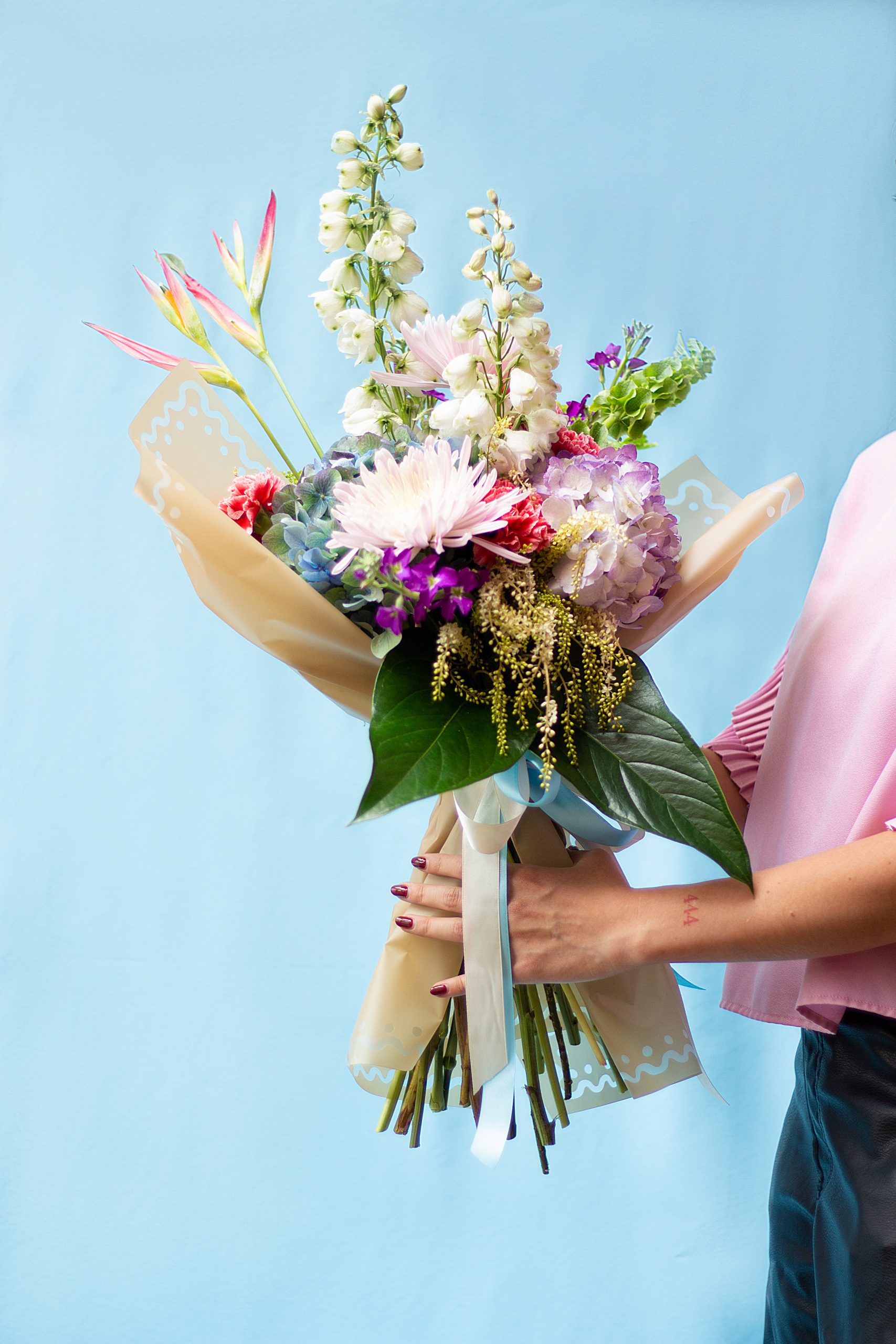 Rosas amarilla y rosa con un mapamundi